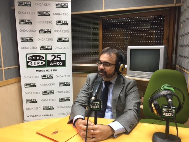 Rivera dice que "sólo eran una estimación" los 23 millones que la consejería de Fomento presupuestó en 2016 para el soterramiento y no ha ejecutado. Rivera dice que "sólo eran una estimación" los 23 millones que la consejería de Fomento presupuestó en 2016 para el soterramiento y no ha ejecutado.