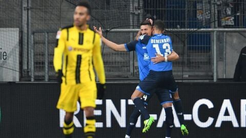 Los jugadores del Hoffenheim celebran un gol ante la desesperaci&oacute;n de Aubameyang