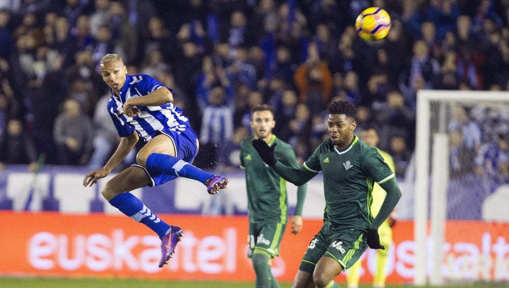 Deyverson pelea por un balón ante Ryan Donk