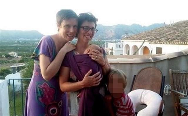 Un bebé de Denia en vacío legal al no poder ser inscrito como hijo de dos mujeres Un bebé de Denia en vacío legal al no poder ser inscrito como hijo de dos mujeres