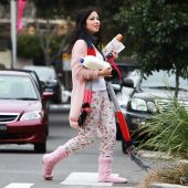 Una mujer en pijama por la calle