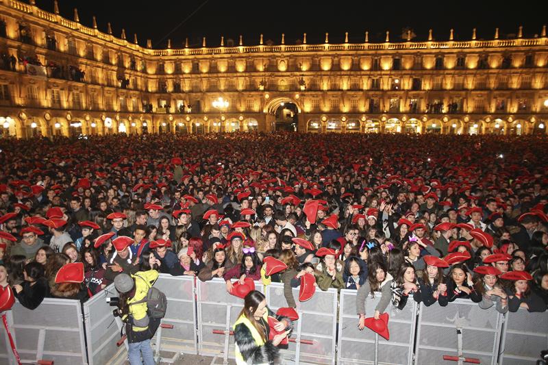 Miles de jóvenes hacen un 'manequin challenge' en la Nochevieja Universitaria de Salamanca Miles de jóvenes hacen un 'manequin challenge' en la Nochevieja Universitaria de Salamanca