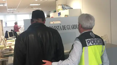 Uno de los detenidos en el momento de ser puesto a disposición judicial. Detenido pasando a disposición judicial