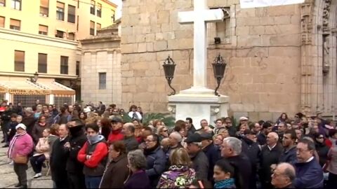 Frame 38.86492 de: La presi&oacute;n de los vecinos de un pueblo de Valencia impide la retirada de la Cruz de los Ca&iacute;dos de su plaza