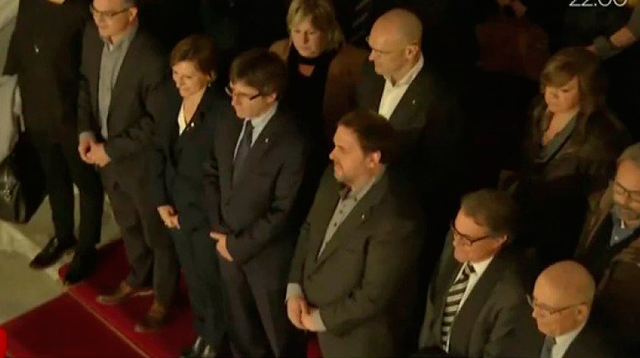 Cientos de cargos electos se concentran en el Parlament en apoyo a Forcadell Cientos de cargos electos se concentran en el Parlament en apoyo a Forcadell
