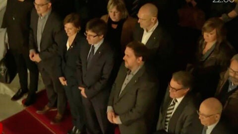 Cientos de cargos electos se concentran en el Parlament en apoyo a Forcadell