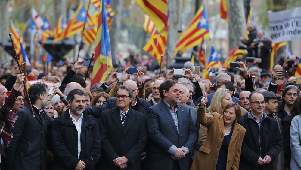 La fiscalía pedirá el archivo de la denuncia del Govern contra la Guardia Civil por los interrogatorios a los altos cargos La fiscalía pedirá el archivo de la denuncia del Govern contra la Guardia Civil por los interrogatorios a los altos cargos