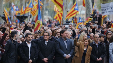 Forcadell, acompa&ntilde;ada por Oriol Junqueras, Artur Mas, Jordi Turull y miembros del Govern