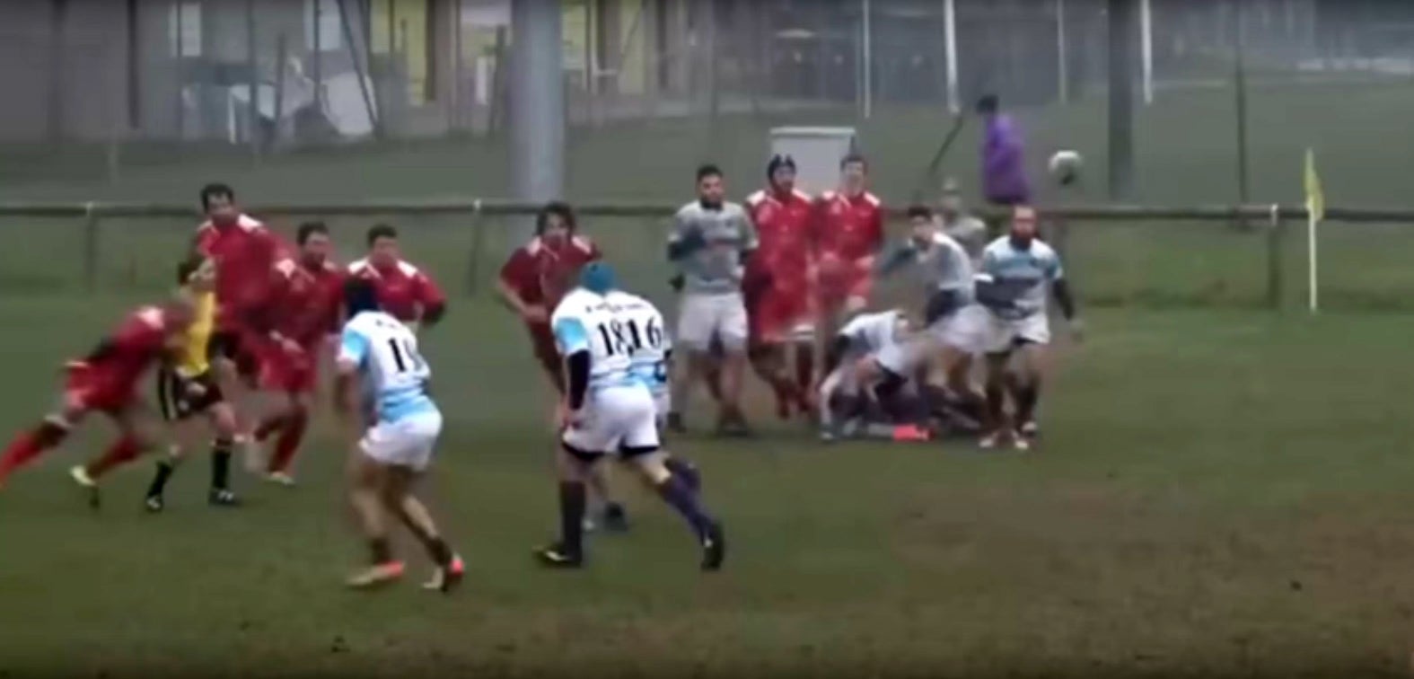 Brutal placaje de un jugador a una árbitro en un partido de rugby Brutal placaje de un jugador a una árbitro en un partido de rugby