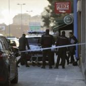 Policías nacionales sacan el cadáver de la joven asesinada en Vigo