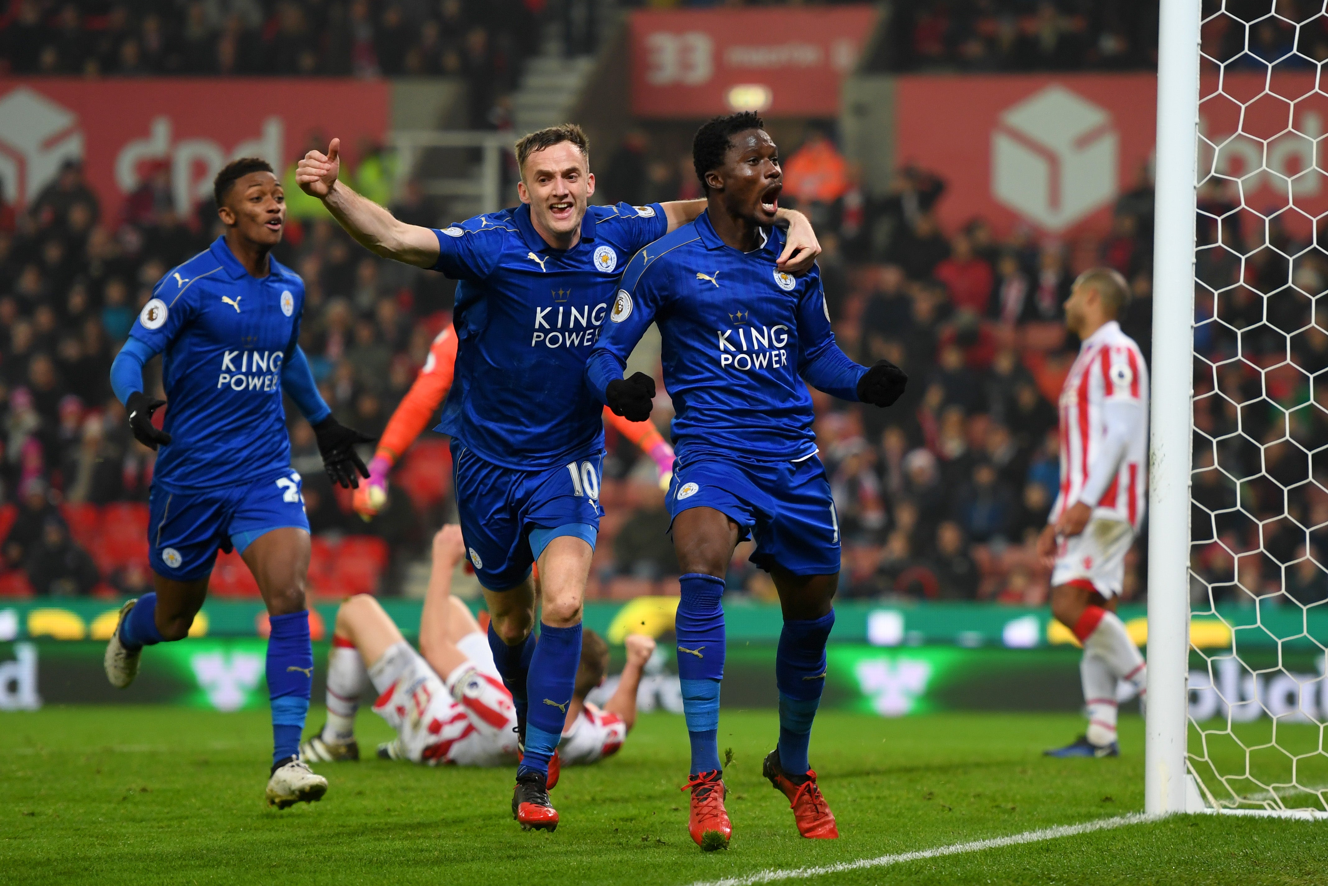 Un Leicester con diez salva los muebles frente al Stoke City Un Leicester con diez salva los muebles frente al Stoke City