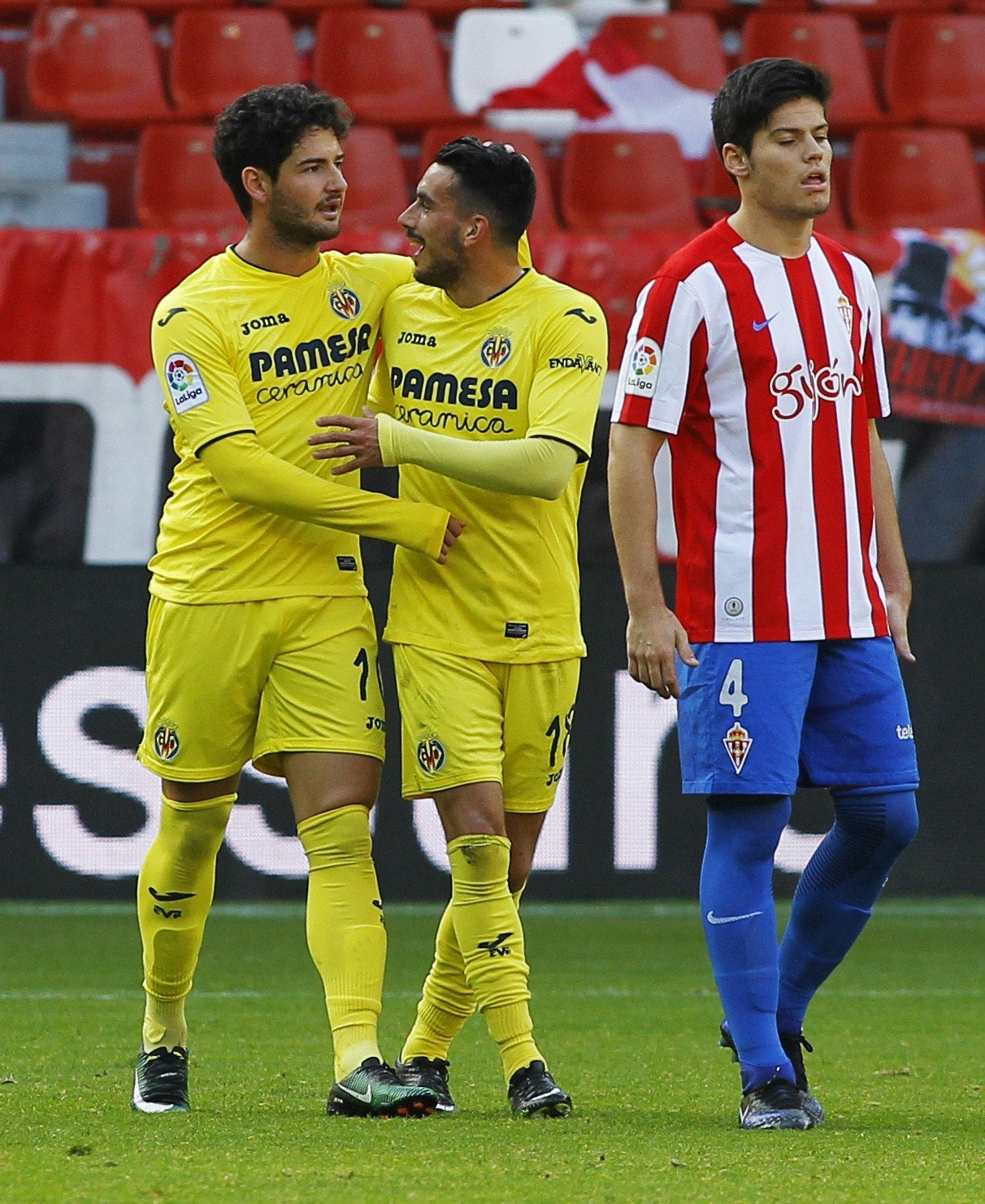 Un Villarreal de Champions asalta El Molinón y deja al Sporting en descenso Un Villarreal de Champions asalta El Molinón y deja al Sporting en descenso