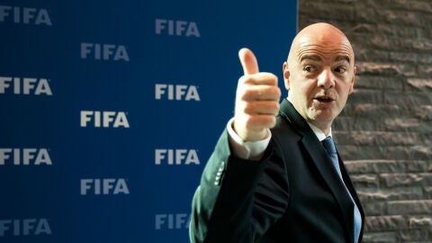 Infantino hace la se&ntilde;al de O. K.