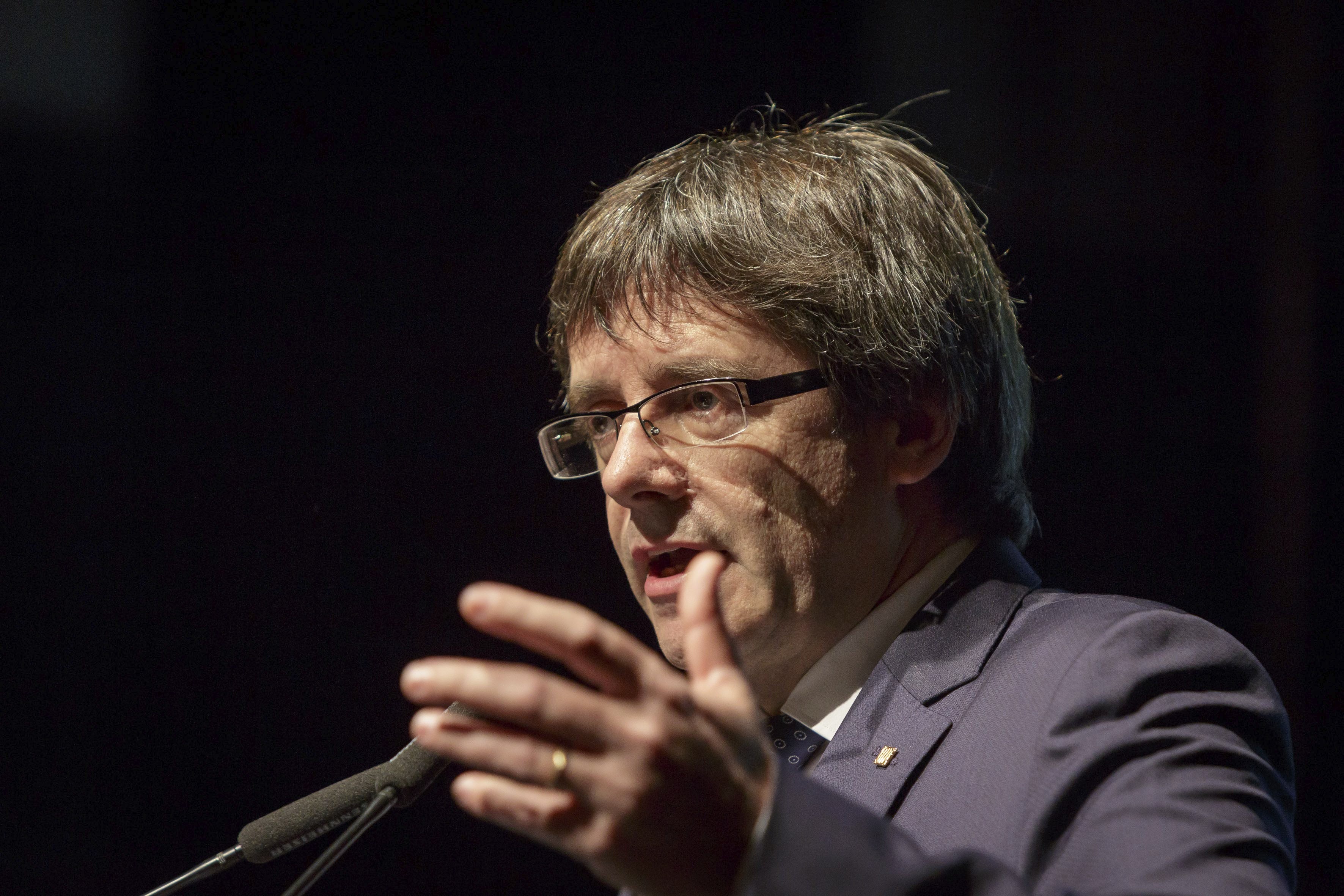 Puigdemont busca un pacto por el referéndum soberanista Puigdemont busca un pacto por el referéndum soberanista