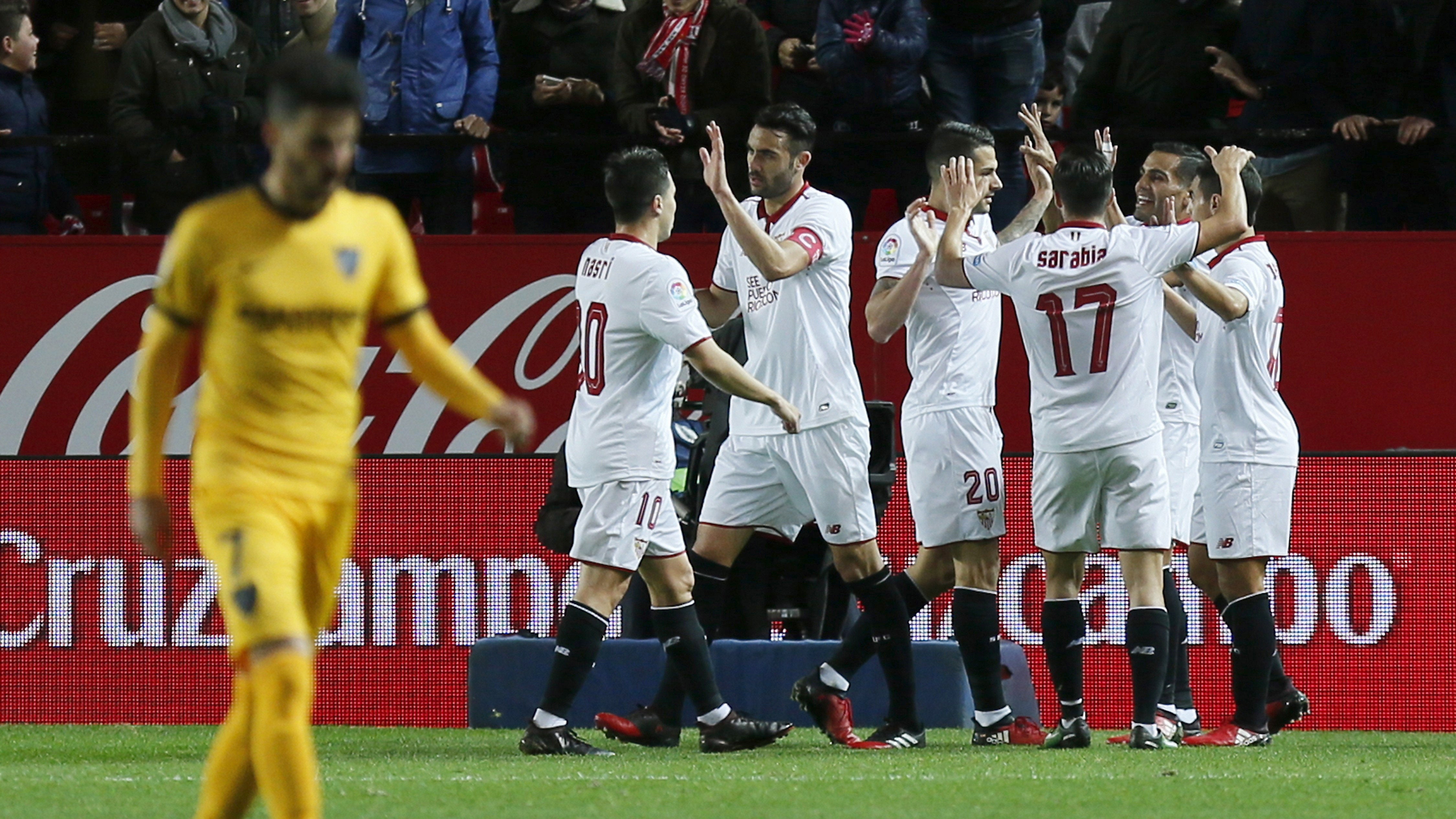 El Sevilla aguanta el pulso en las alturas tras golear a débil Málaga El Sevilla aguanta el pulso en las alturas tras golear a débil Málaga