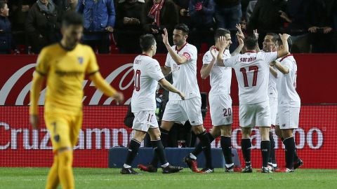 Los jugadores del Sevilla celebran un gol ante el M&aacute;laga