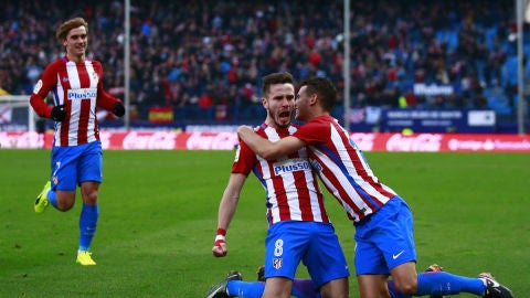 Sa&uacute;l celebra un gol con Lucas Hern&aacute;ndez y con Griezmann