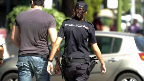 Mujer polic&iacute;a