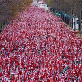 Cientos de personas vestidas de Santa Claus participan en la carrera de Papá Noel en Madrid