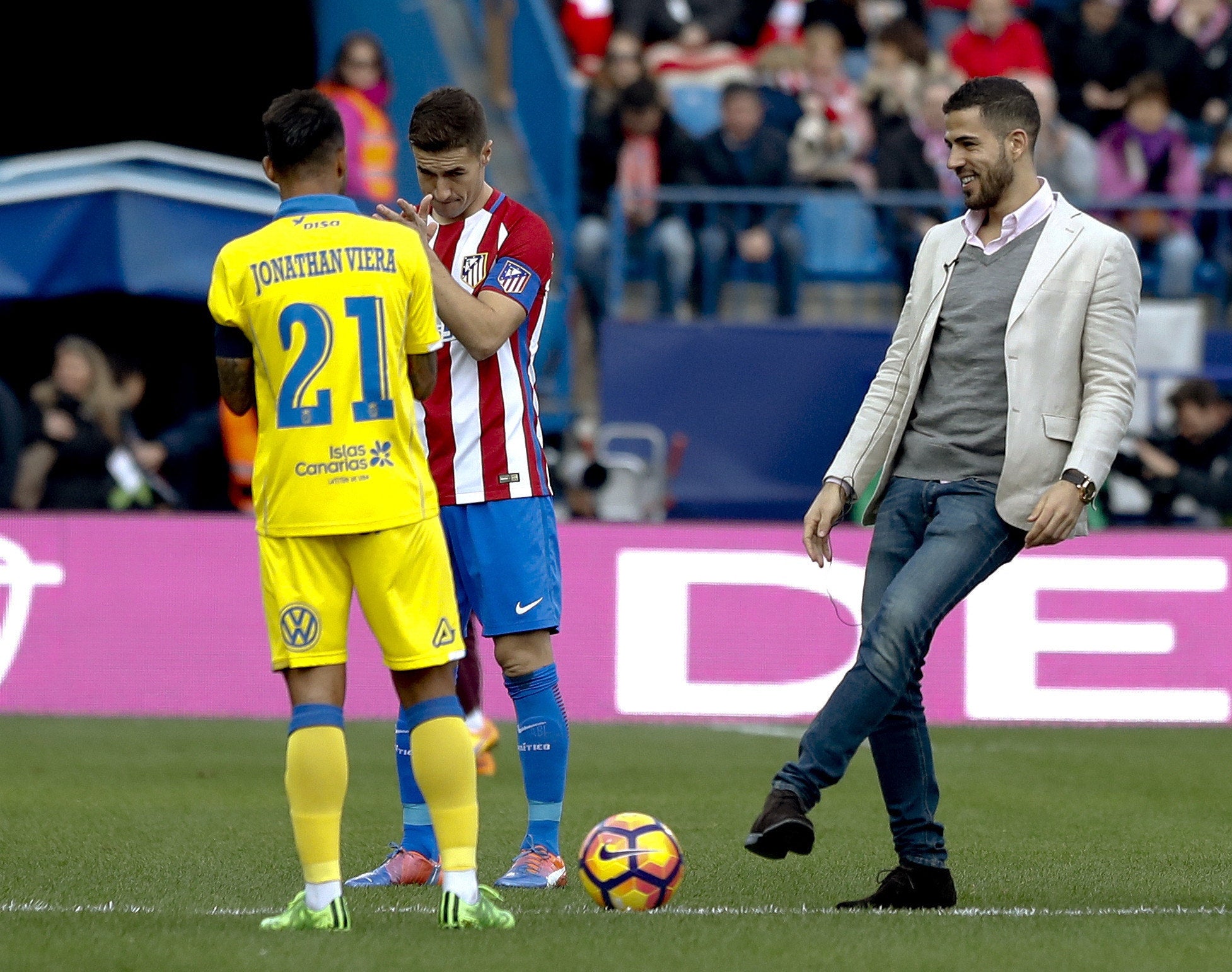 El Atlético y el Vicente Calderón rinden homenaje a Álvaro Domínguez antes del partido ante Las Palmas El Atlético y el Vicente Calderón rinden homenaje a Álvaro Domínguez antes del partido ante Las Palmas