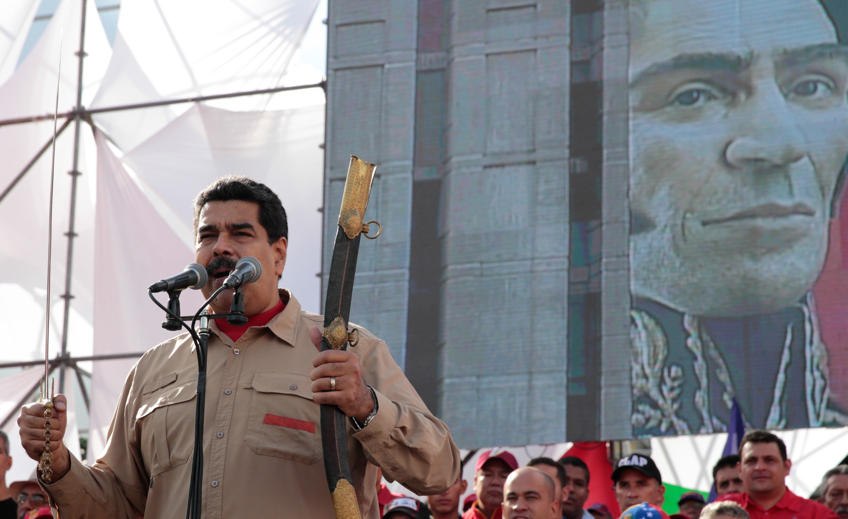 Maduro: "Se le reventarán los dientes a Mariano Rajoy y a la derecha internacional si se mete con Venezuela" Maduro: "Se le reventarán los dientes a Mariano Rajoy y a la derecha internacional si se mete con Venezuela"