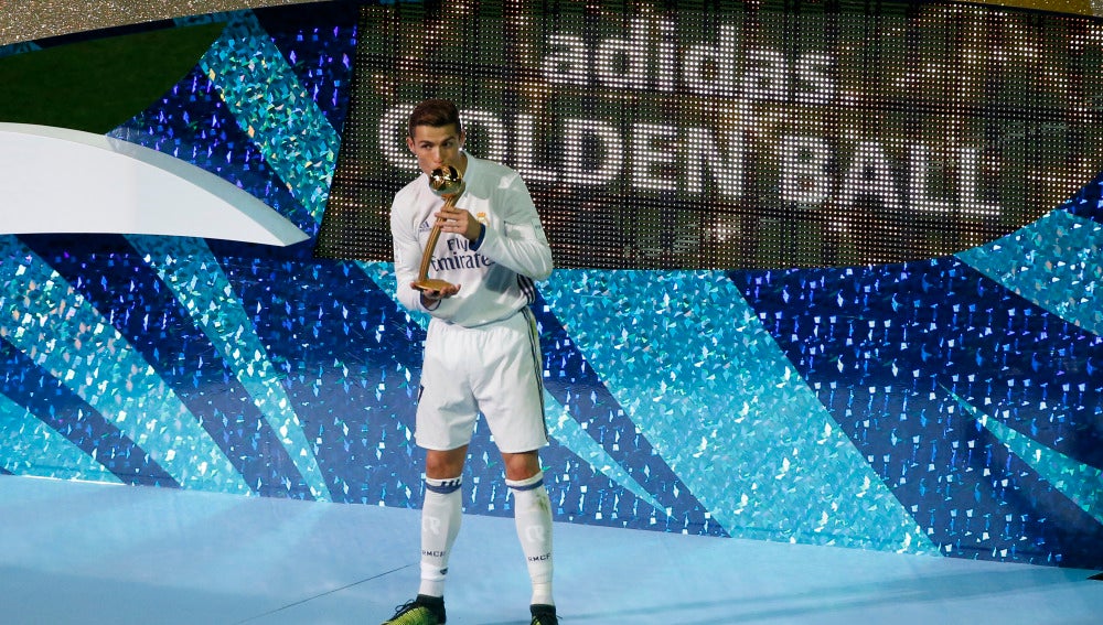 Cristiano Ronaldo recoge el premio al mejor jugador de la final