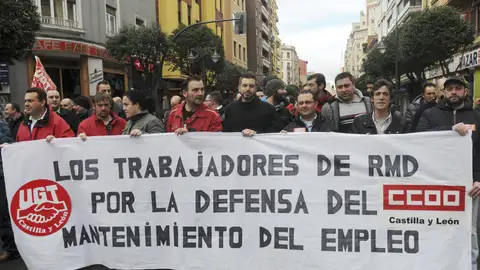 Trabajadores durante la manifestación convocada por los sindicatos UGT y CCOO en defensa de los salarios Trabajadores durante la manifestación convocada por los sindicatos UGT y CCOO en defensa de los salarios
