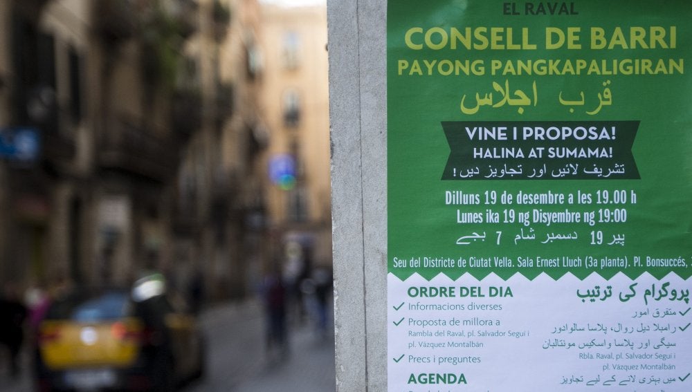 Vista del cartel escrito en catalán, árabe y tagalo