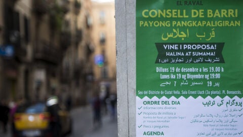 Vista del cartel escrito en catal&aacute;n, &aacute;rabe y tagalo