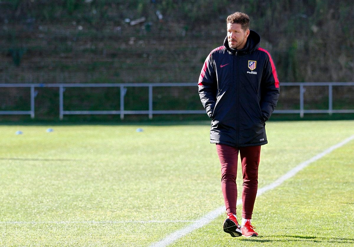 Fernando Torres se retira del entrenamiento del Atlético por una indisposición Fernando Torres se retira del entrenamiento del Atlético por una indisposición
