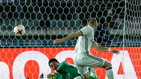 Benzema marca el 1-0 ante Hitoshi Sogahata Benzema marca el 1-0 ante Hitoshi Sogahata