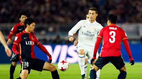 Cristiano pelea por un bal&oacute;n ante la defensa del Kashima