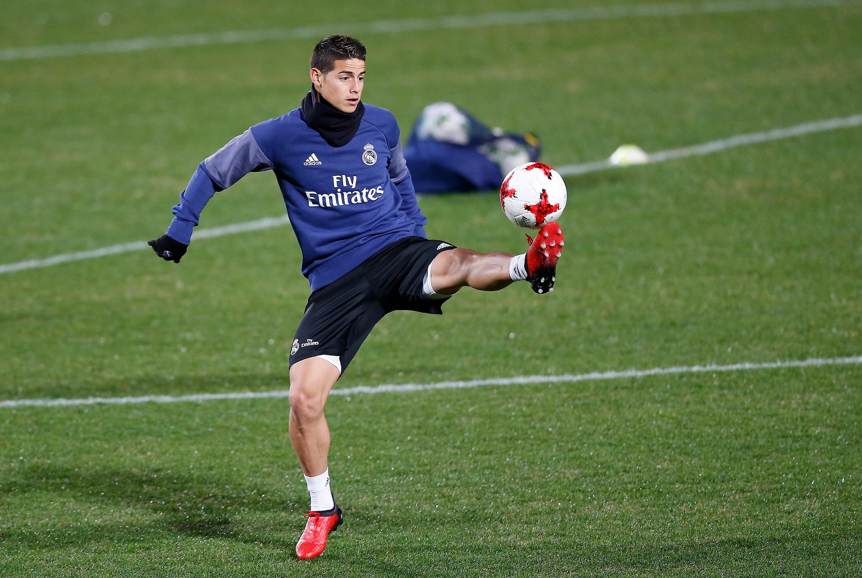 James Rodríguez y Marcelo pisan el césped durante el entrenamiento del Real Madrid James Rodríguez y Marcelo pisan el césped durante el entrenamiento del Real Madrid