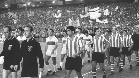 Uriarte sale al campo antes de un partido con el Athletic (segundo en la fila) Uriarte sale al campo antes de un partido con el Athletic (segundo en la fila)