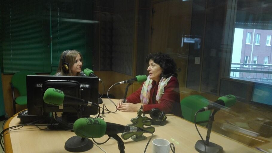 Susana Pedreira entrevistando a la voluntaria