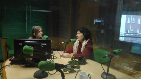 Susana Pedreira entrevistando a la voluntaria