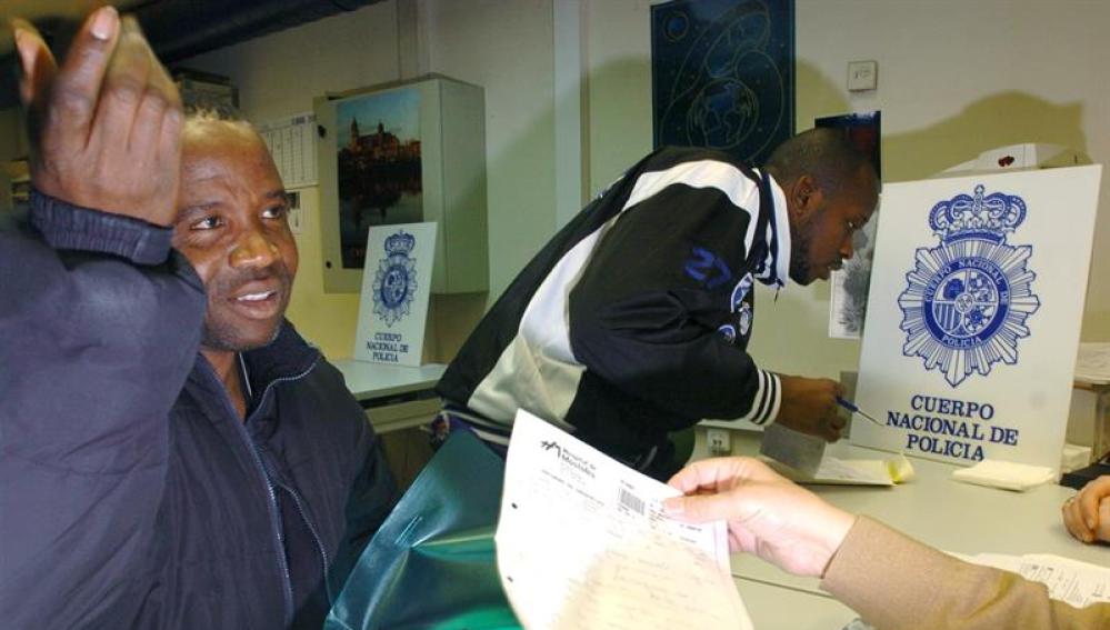 Inmigrantes subsaharianos presentan papeles en una comisaría madrileña