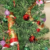 La serpiente en el árbol de Navidad 