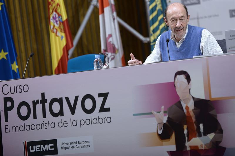 Rubalcaba dice que sin la abstención del PSOE "la izquierda hoy sería irrelevante" Rubalcaba dice que sin la abstención del PSOE "la izquierda hoy sería irrelevante"