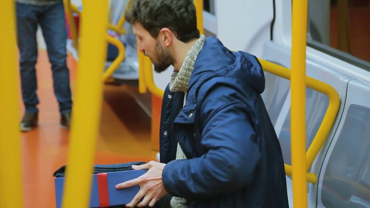 El Metro de Madrid sorprende a sus viajeros más madrugadores con un regalo por Navidad El Metro de Madrid sorprende a sus viajeros más madrugadores con un regalo por Navidad