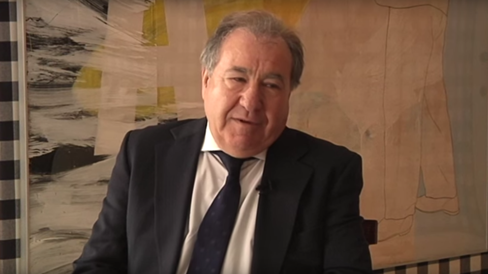 El empresario que simuló besar a Teresa Rodríguez dice que le gastó una broma "porque es de Cádiz" El empresario que simuló besar a Teresa Rodríguez dice que le gastó una broma "porque es de Cádiz"