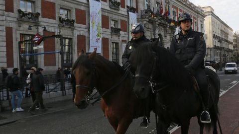 Polic&iacute;as a caballo en la Puerta del Sol