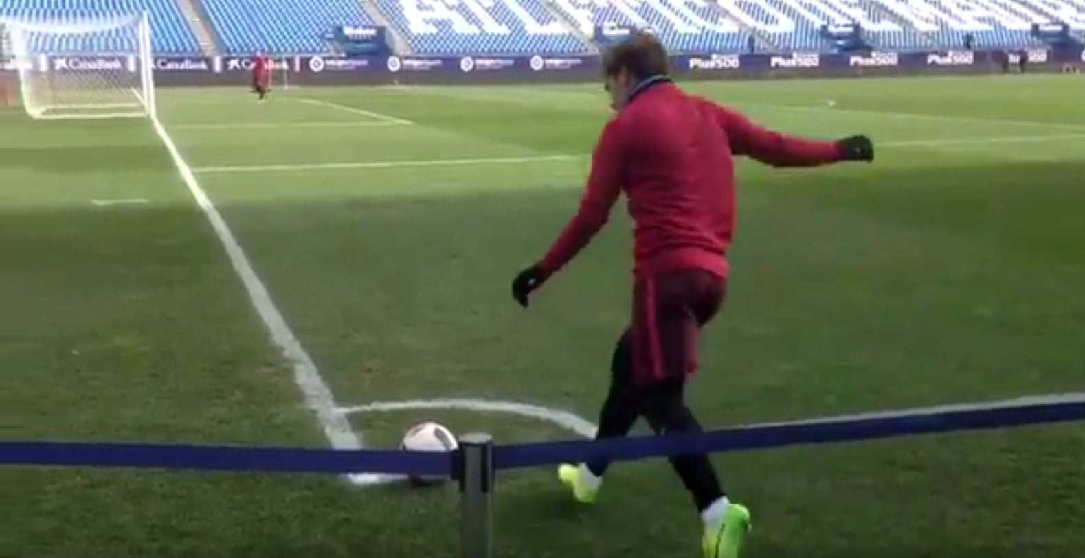 Griezmann gana una apuesta marcando un espectacular gol olímpico en el Calderón Griezmann gana una apuesta marcando un espectacular gol olímpico en el Calderón