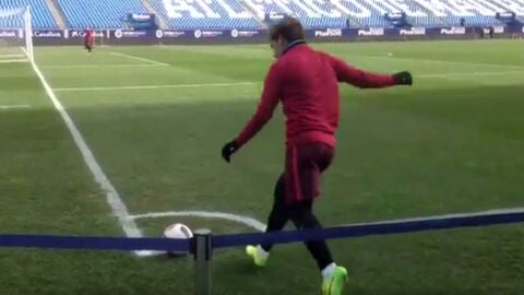 Griezmann, probando suerte con un gol ol&iacute;mpico