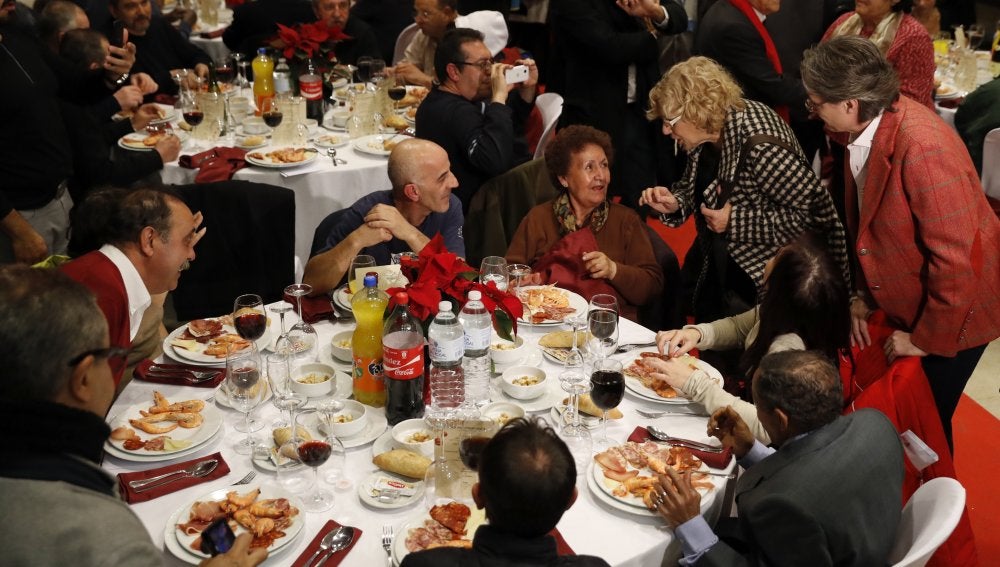 La alcaldesa de Madrid, Manuela Carmena (2ªd), y la vicealcaldesa Marta Higueras (d), felicitan la Navidad a las casi 200 personas sin hogar que acuden a la cena de Nochebuena organizada por Mensajeros de la Paz