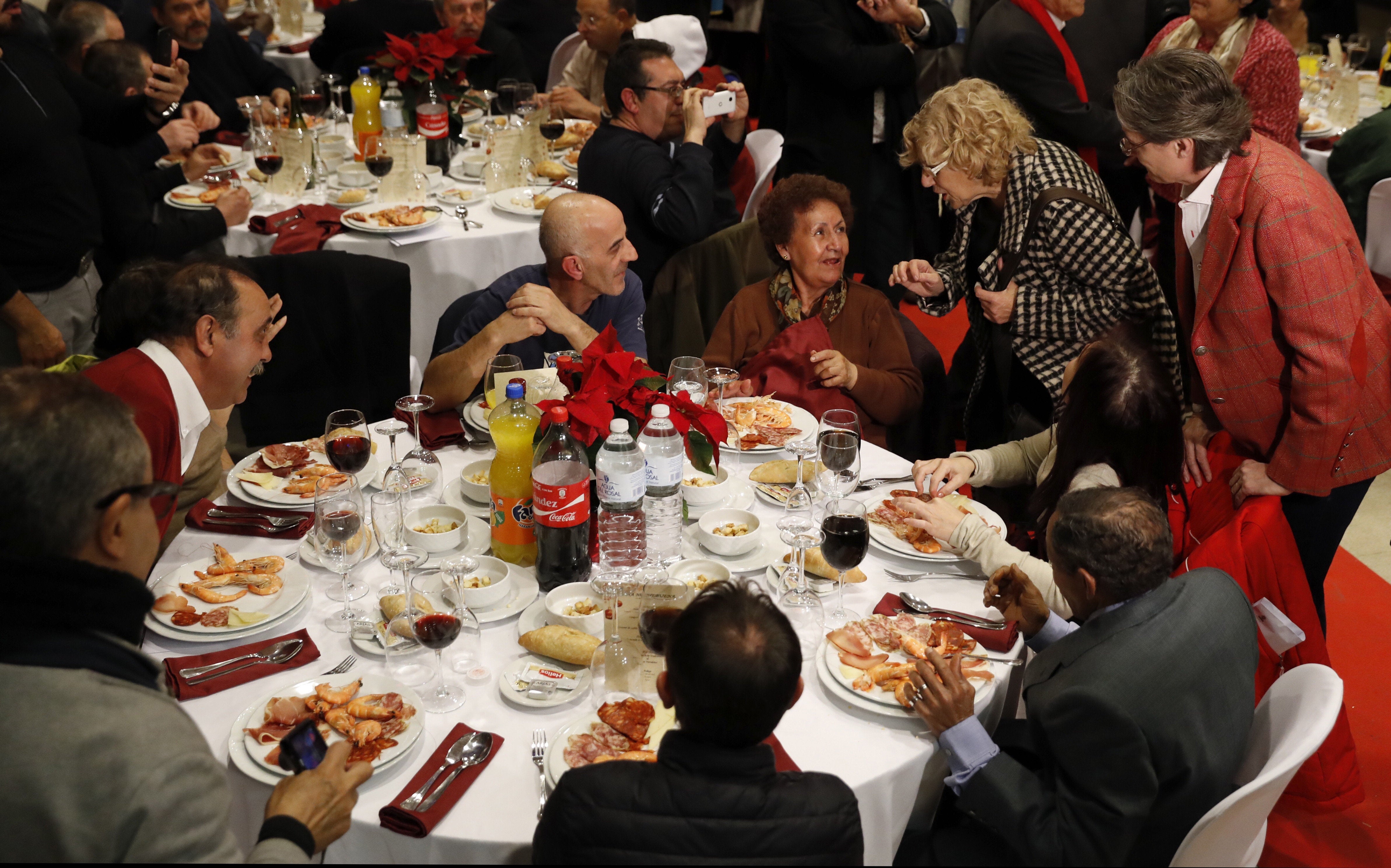 Manuela Carmena felicita la Navidad a 200 personas sin hogar: "Siempre me tendréis para lo que necesitéis" Manuela Carmena felicita la Navidad a 200 personas sin hogar: "Siempre me tendréis para lo que necesitéis"