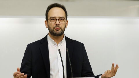 El portavoz del PSOE en el Congreso, Antonio Hernando, durante la rueda de prensa que ha ofrecido hoy en la sede del partido