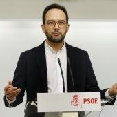 El portavoz del PSOE en el Congreso, Antonio Hernando, durante la rueda de prensa que ha ofrecido hoy en la sede del partido