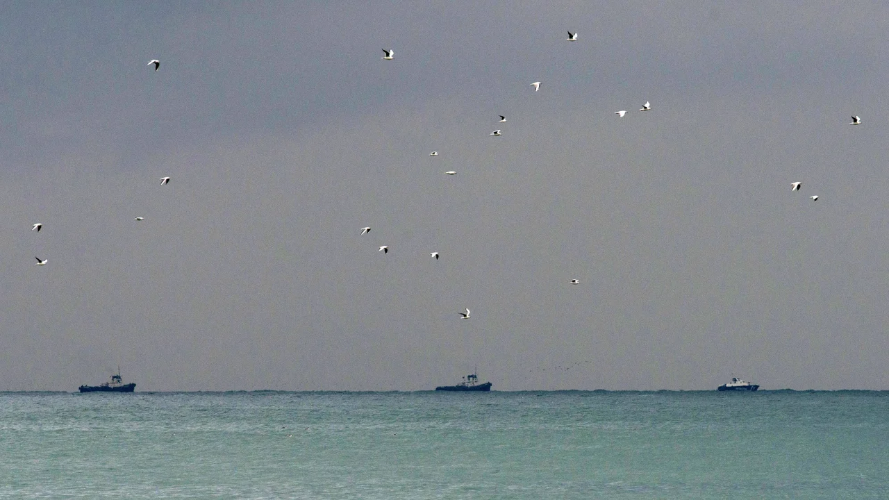 Barcos de rescate buscan los restos de un avión ruso Tu-154, perteneciente al Ministerio de Defensa de Rusia, cerca de la costa de Sochi, Rusia