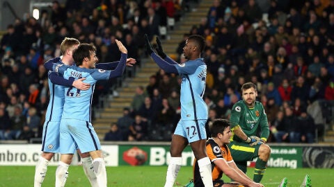 Los jugadores del Macnhester City celebran uno de los goles ante el Hull City